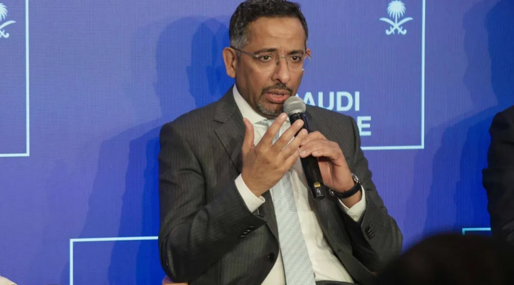 الخريّف يتحدث في إحدى الجلسات التي استضافها «البيت السعودي» على هامش اجتماعات دافوس (الشرق الأوسط) 