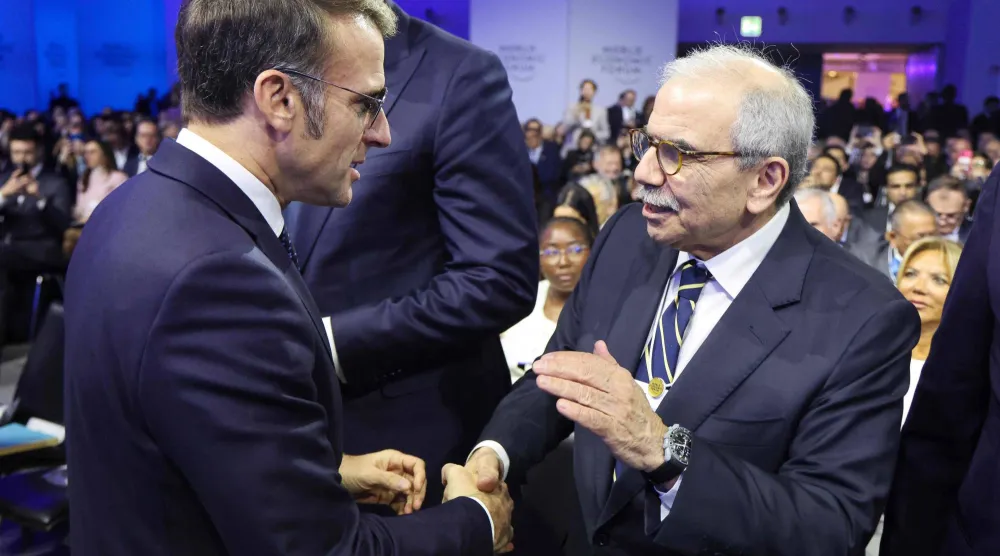 الرئيسان إيمانويل ماكرون ونواف سلام خلال لقائهما في دافوس يوم 20 من الشهر الحالي بمناسبة المنتدى الاقتصادي العالمي (أ.ف.ب)