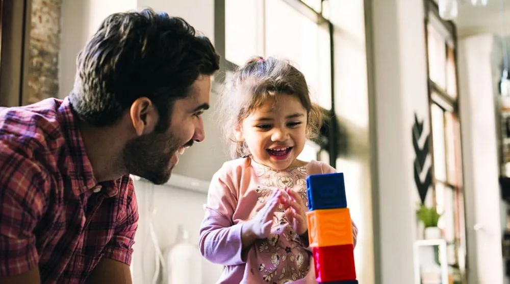 تفاعل الأب المبكر مع أطفاله الرضَّع يؤثر بالإيجاب على صحتهم لاحقاً