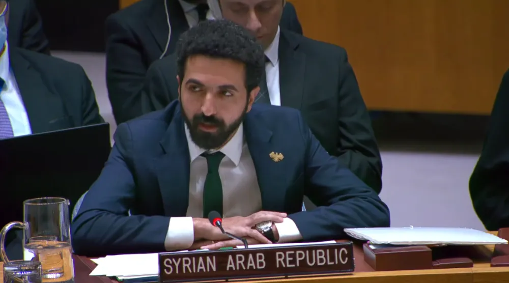 مندوب سوريا لدى الأمم المتحدة إبراهيم علبي خلال حضوره جلسة لمجلس الأمن الدولي (لقطة من فيديو)