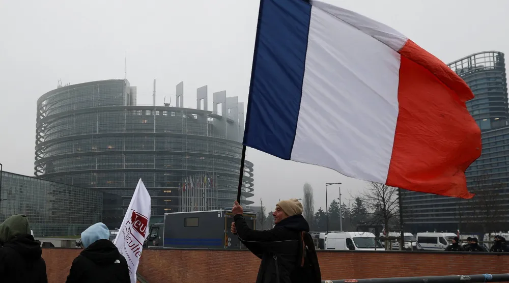 نواب فرنسيون يعتمدون نصاً يدعو لإدراج جماعة «الإخوان المسلمين» على القائمة الأوروبية للمنظمات الإرهابية (رويترز)