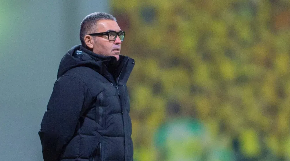 التونسي جلال قادري مدرب فريق الحزم (تصوير: صالح العنزي) 