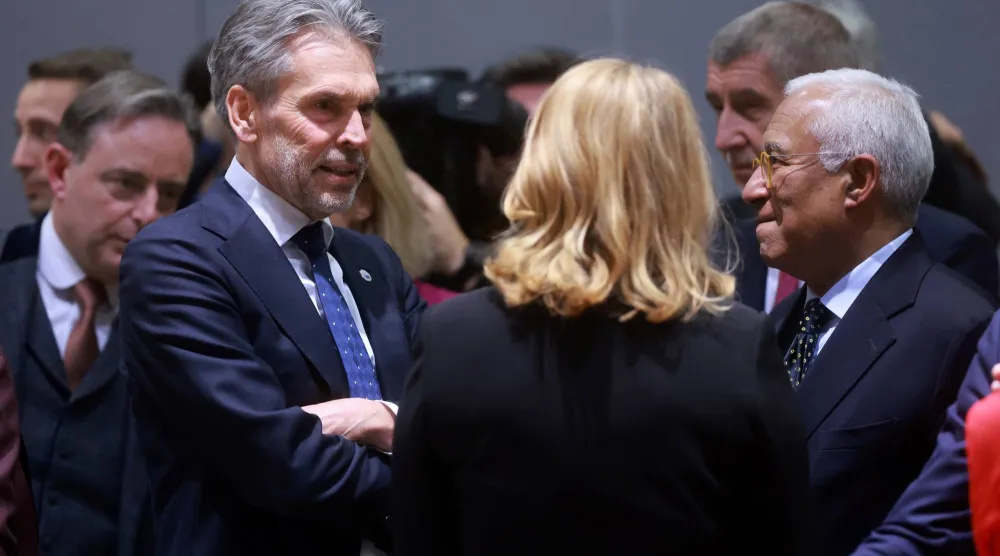 رئيس الوزراء الهولندي ديك شوف (يسار) ورئيس المجلس الأوروبي أنطونيو كوستا (يمين) خلال اجتماع غير رسمي لأعضاء المجلس الأوروبي في بروكسل 22 يناير 2026 (إ.ب.أ)