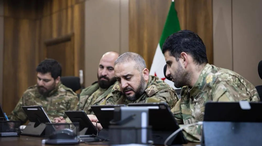 اجتماع وزير الدفاع اللواء مرهف أبو قصرة برئيس هيئة الأركان العامة اللواء علي النعسان ورئيس هيئة العمليات العميد حمزة الحميدي لتطبيق وقف إطلاق النار على جميع محاور القتال الأحد الماضي (الدفاع السورية - فيسبوك)