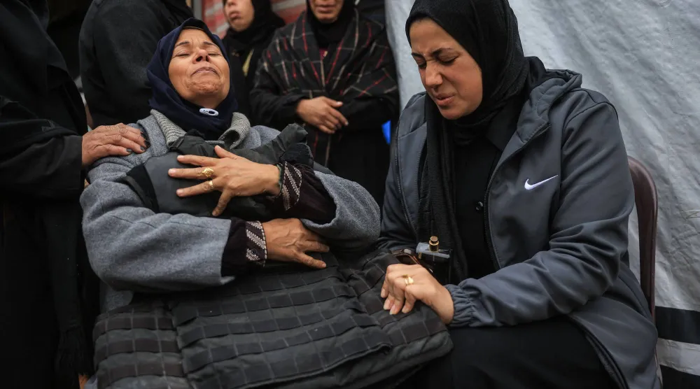 جانب من تشييع الصحافيين (أ.ف.ب)