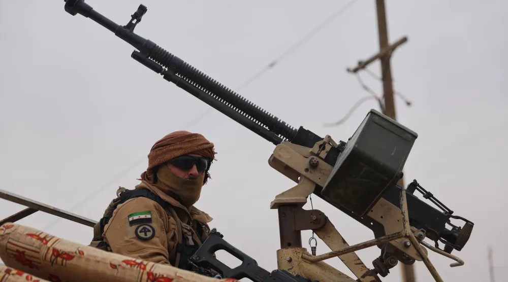 جندي سوري يجلس فوق آلية عسكرية في محيط حقل العمر النفطي في دير الزور (أ.ب) 