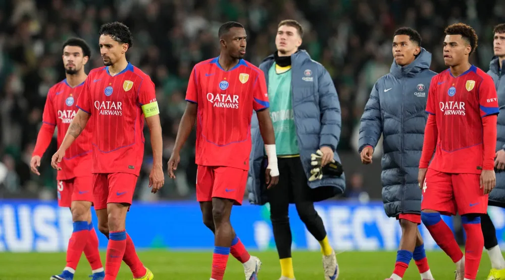 لاعبو سان جيرمان وأحزان الهزيمة أمام سبورتنغ لشبونة في دوري ابطال أوروبا (أ.ب)