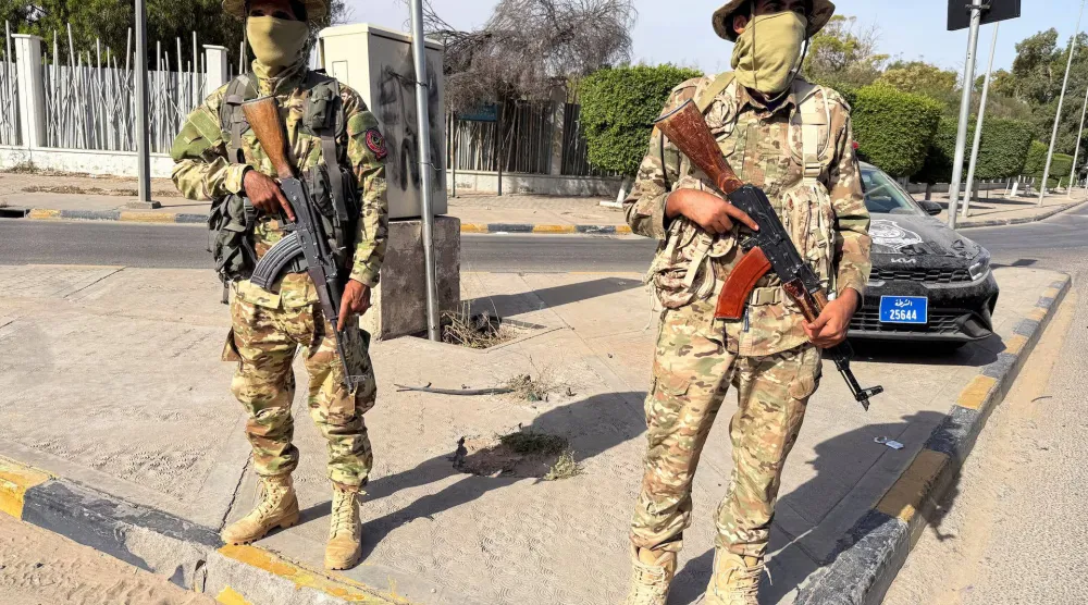 عنصران من الجيش الليبي في العاصمة طرابلس (رويترز - أرشيفية)