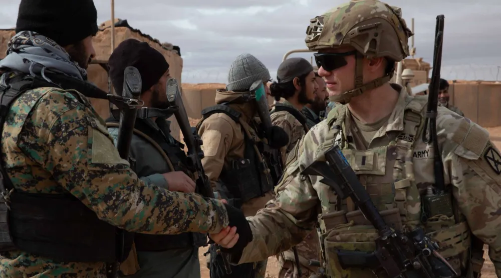 جندي أميركي يصافح أحد عناصر قوات سوريا الديمقراطية (قسد) في منطقة التنف - 28 ديسمبر 2024 (الجيش الأميركي)