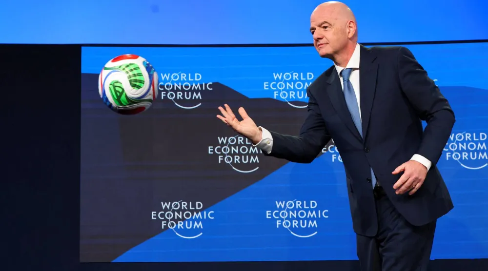 إنفانتينو يستقبل الكرة قبل إلقاء كلمته (إ.ب.أ)