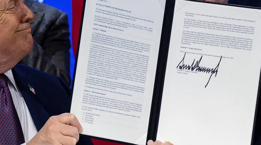 الرئيس الأميركي دونالد ترمب يحمل وثيقة إنشاء «مجلس السلام» في دافوس بسويسرا (رويترز)