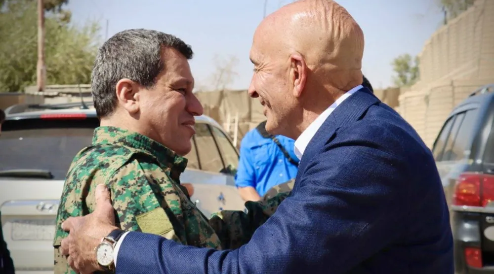 المبعوث الأميركي إلى سوريا توم براك وقائد «قوات سوريا الديمقراطية» (قسد) مظلوم عبدي (حساب مظلوم عبدي عبر منصة «إكس»)
