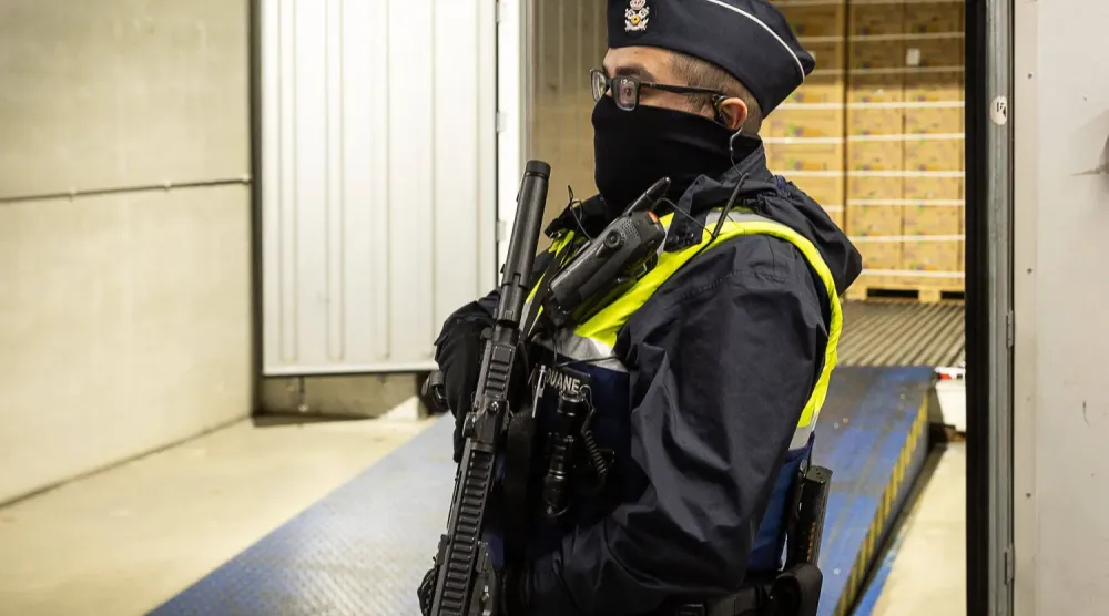 Anvers yakınlarındaki Beveren'de Belçika polis memuru (AFP)