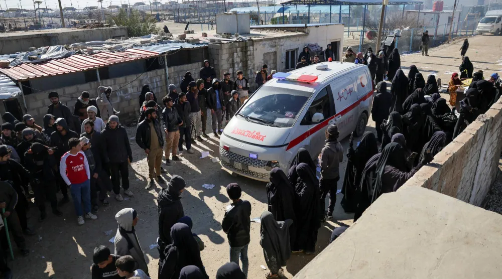 تجمع مجموعة من المعتقلين في مخيم الهول بعد سيطرة الحكومة السورية عليه عقب انسحاب «قسد» في الحسكة بسوريا (رويترز)