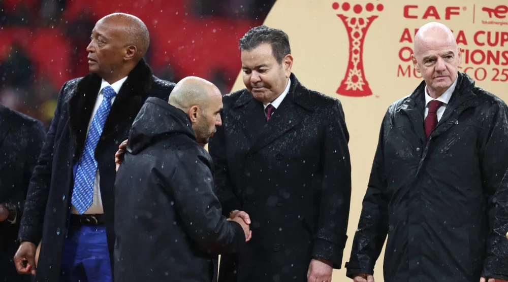 الأمير مولاي رشيد شقيق العاهل المغربي يواسي الركراكي خلال مراسم التتويج بعد المباراة النهائية (أ.ف.ب)