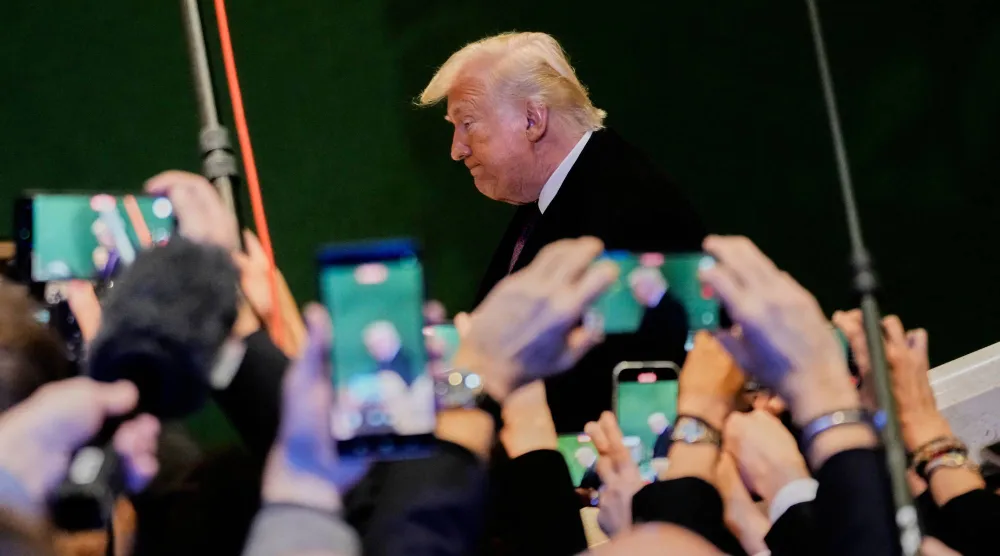 ترمب متحدثا إلى الصحافيين بعيد مغادرته دافوس عائدا إلى واشنطن اليوم (أ.ب)