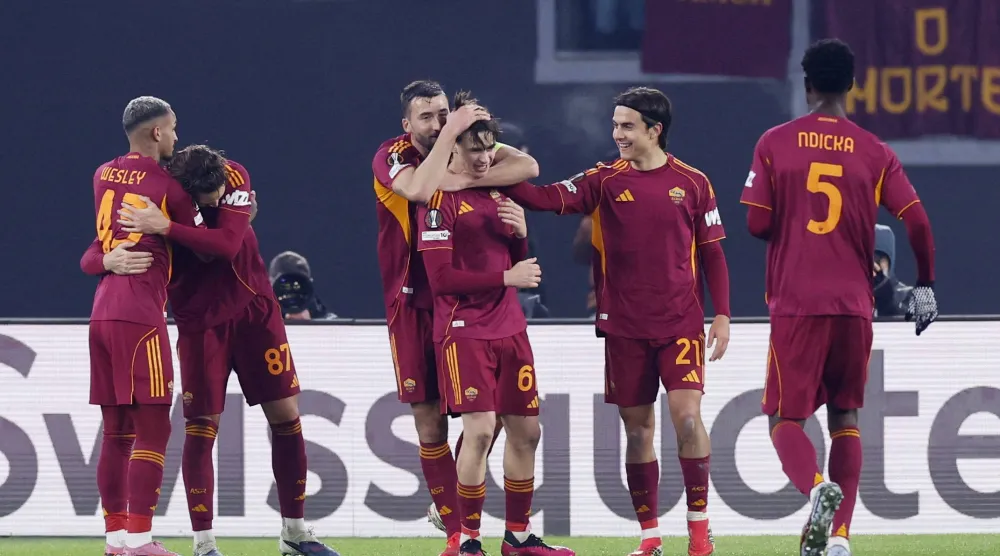 لاعبو روما يحتفلون بالهدف الثاني أمام شتوتغارت (أ.ف.ب)