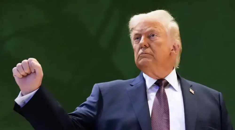 Trump, Washington'a dönmek üzere Davos'tan ayrıldıktan kısa bir süre sonra gazetecilere açıklama yaptı (AP)