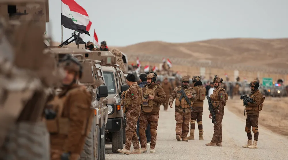 حرس الحدود العراقي يقوم بدورية على طول الحدود مع سوريا في سنجار، شمال البلاد، أمس الخميس (أ.ب)