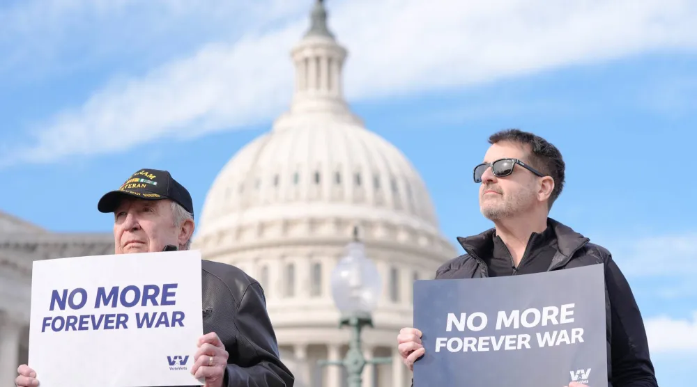  أشخاص يحملون لافتات ضد المزيد من «الحروب أبدية» مبنى الكابيتول (ا.ب)
