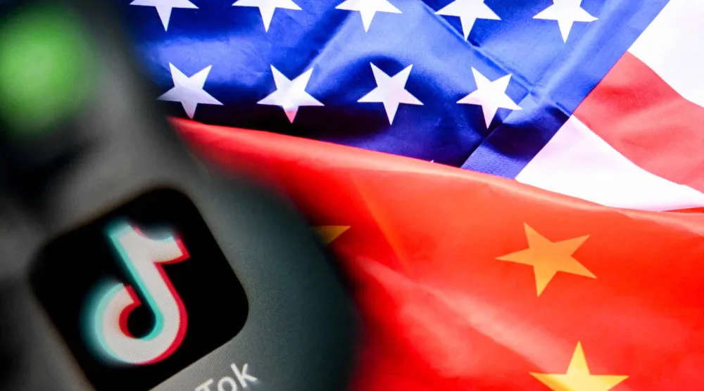 لقطة تُظهر شعار «تيك توك» مع علمي الولايات المتحدة والصين (ا.ف.ب)