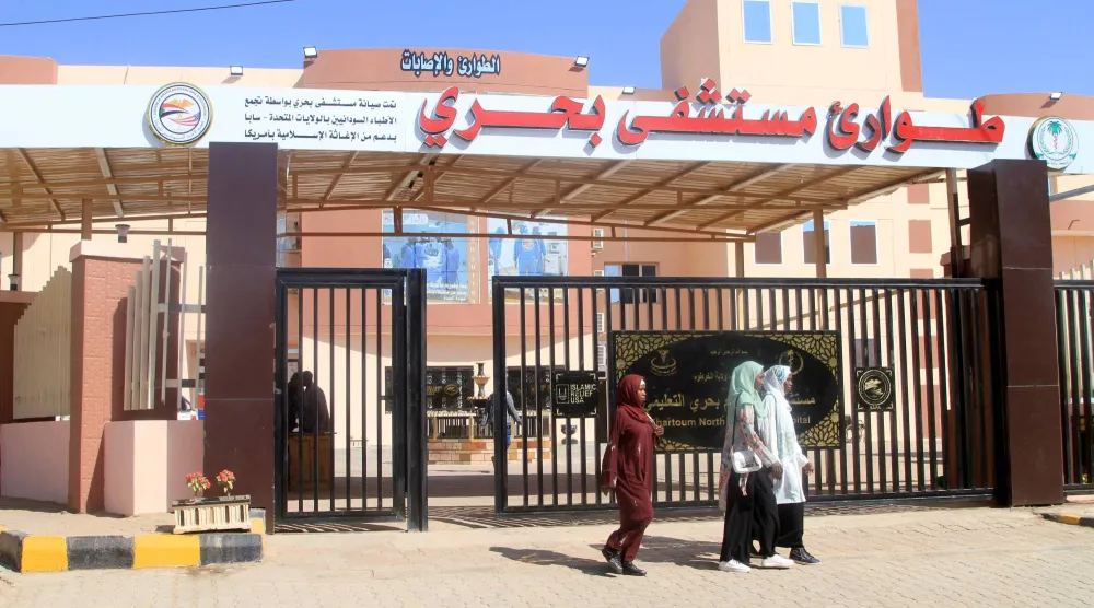 صورة من مدخل مستشفى بحري التعليمي بعد استئناف خدماته في الخرطوم 18 يناير 2026 (أ.ف.ب)