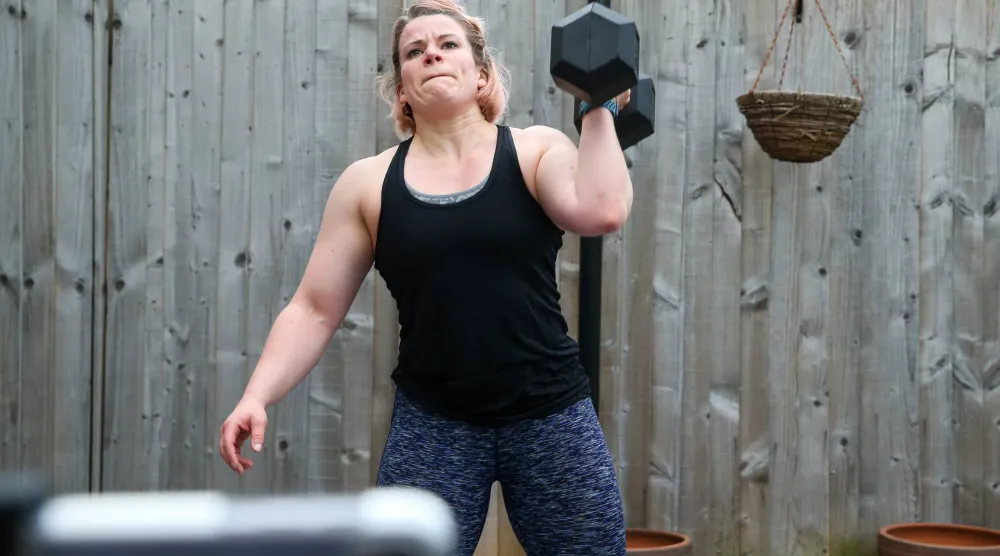 شخص يمارس تمارين رياضية (رويترز)