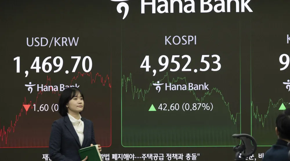 من داخل غرفة التداول ببنك «هانا» في سيول (إ.ب.أ)