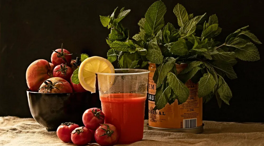 كوب من عصير الطماطم الطازج (بيكسلز)