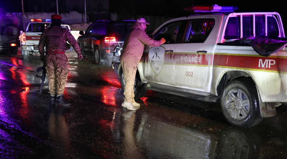 عناصر من «قوات سوريا الديمقراطية» (قسد) التي يقودها الأكراد تنسحب من سجن الأقطان الواقع على مشارف مدينة الرقة شمال شرق البلاد... وتتجه إلى كوباني 23 يناير 2026 (أ.ف.ب)