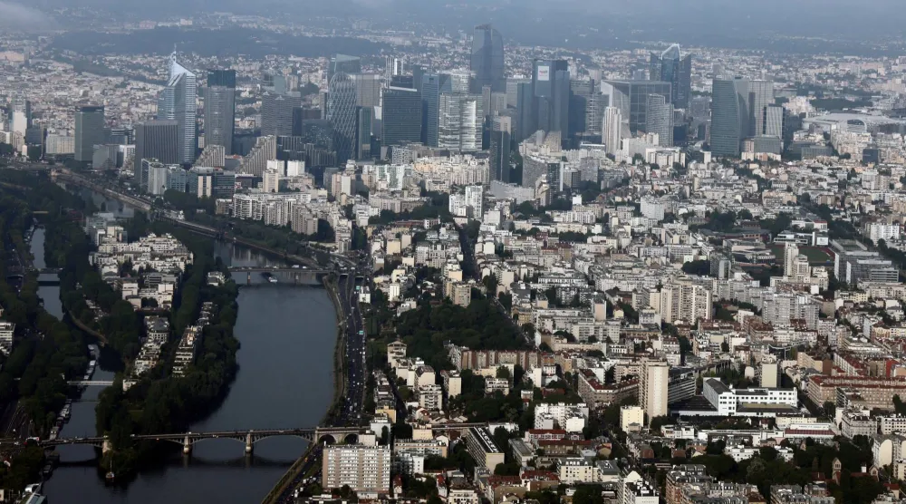 صورة جوية لنهر السين وأفق حي لا ديفانس المالي والتجاري قرب باريس (رويترز)