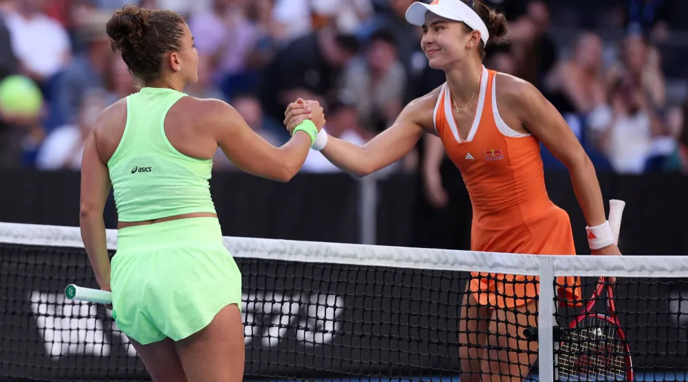 الأميركية إيفا يوفيتش (يمين) هزمت الإيطالية جاسمين باوليني (أ.ف.ب)