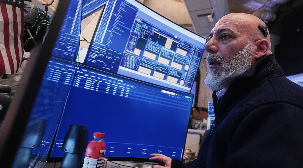 متداول يعمل في بورصة نيويورك (أ.ب)