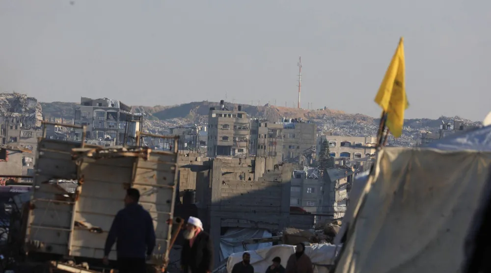 نازحون فلسطينيون يسيرون قرب المنطقة التي حددها الجيش الإسرائيلي بـ«الخط الأصفر» شرق مدينة غزة في 16 يناير 2026 (رويترز)