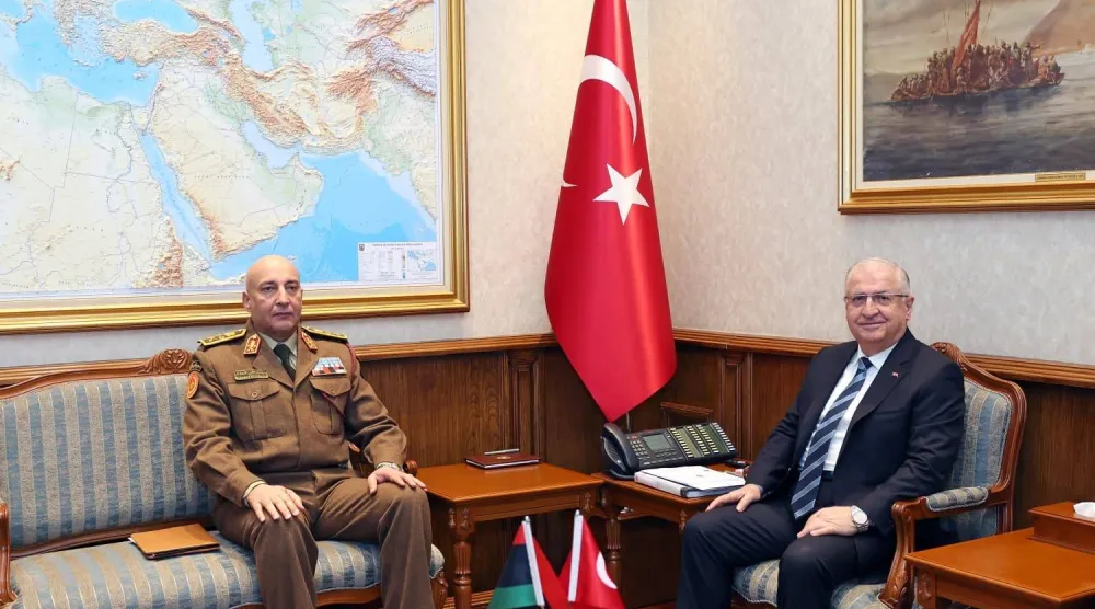 جانب من مباحثات وزير الدفاع التركي يشار غولر مع رئيس الأركان الليبي الراحل محمد علي الحداد قبل ساعات من تحطم طائرته أثناء مغادرته أنقرة في 23 ديسمبر الماضي (الدفاع التركية)