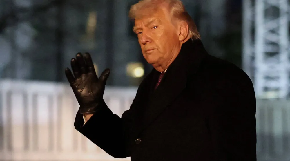 الرئيس الأميركي دونالد ترمب يلوّح بيده لدى عودته إلى البيت الأبيض بعد رحلته إلى دافوس بسويسرا... في العاصمة واشنطن 22 يناير 2026 (رويترز)