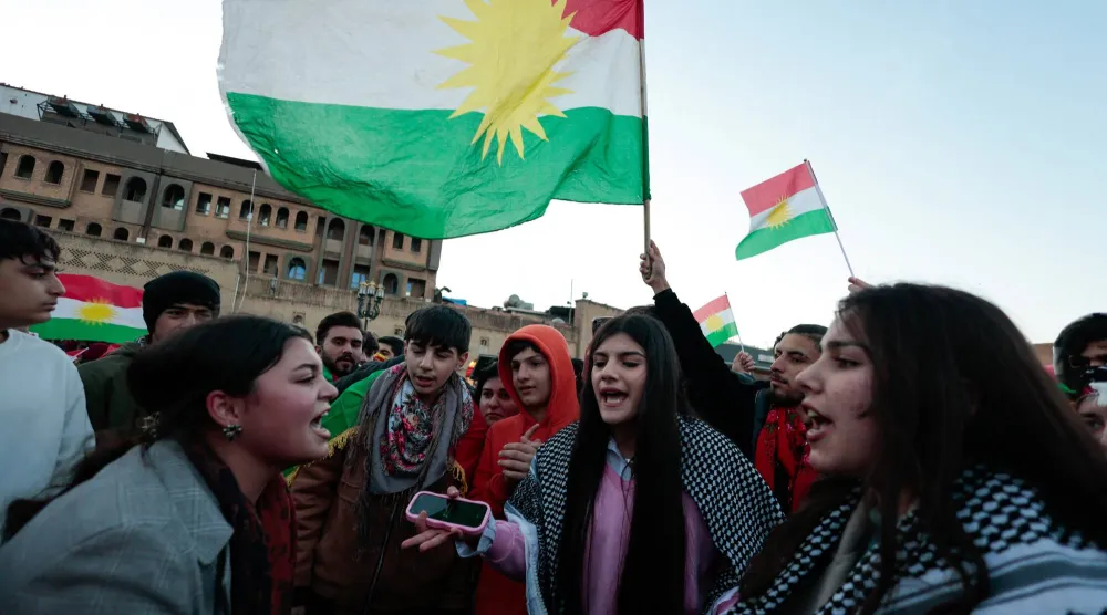 متظاهرون مؤيدون للكرد السوريين يشاركون في احتجاج في أربيل يوم 21 يناير 2026 (رويترز)