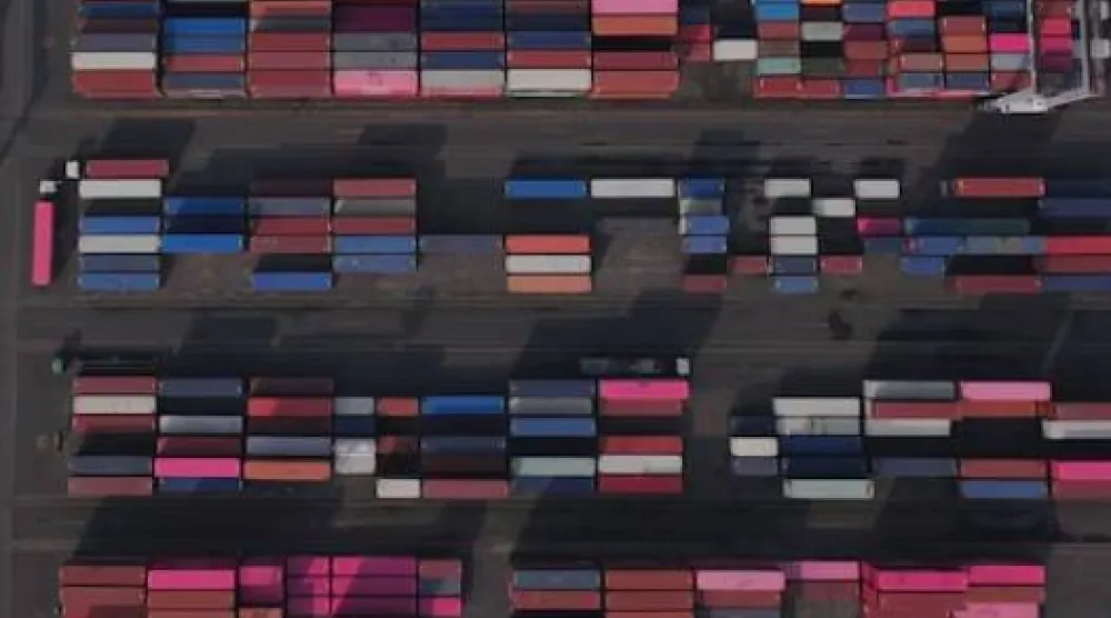 أكوام الحاويات بميناء تانجونغ بريوك في جاكرتا (رويترز)