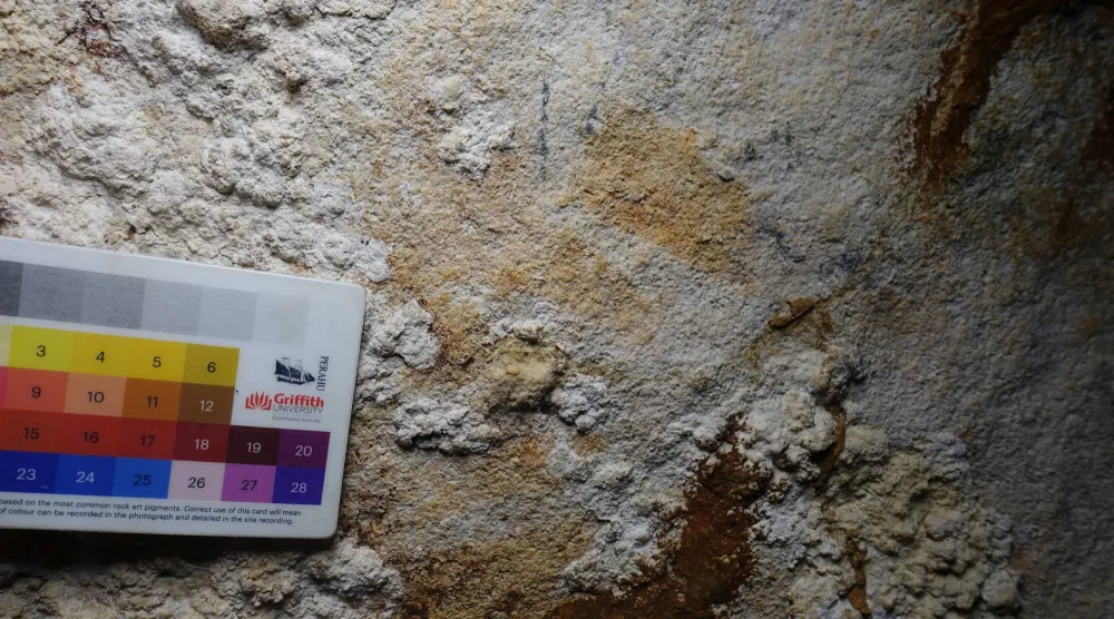 هنا توقّف إنسان قديم ووضع يده على الجدار (رويترز)