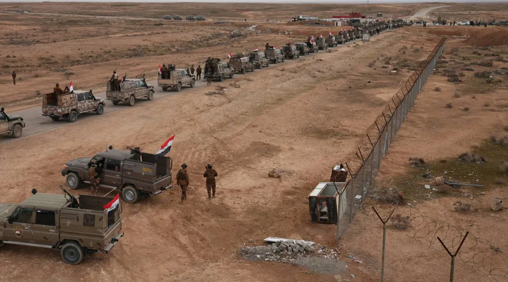 ينتشر حرس الحدود العراقي على طول الحدود السورية في ظل تشديد الإجراءات الأمنية (أ.ب)