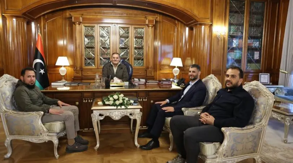 الدبيبة خلال اجتماعه بقيادات أمنية وعسكرية بحكومته (مكتب الدبيبة)