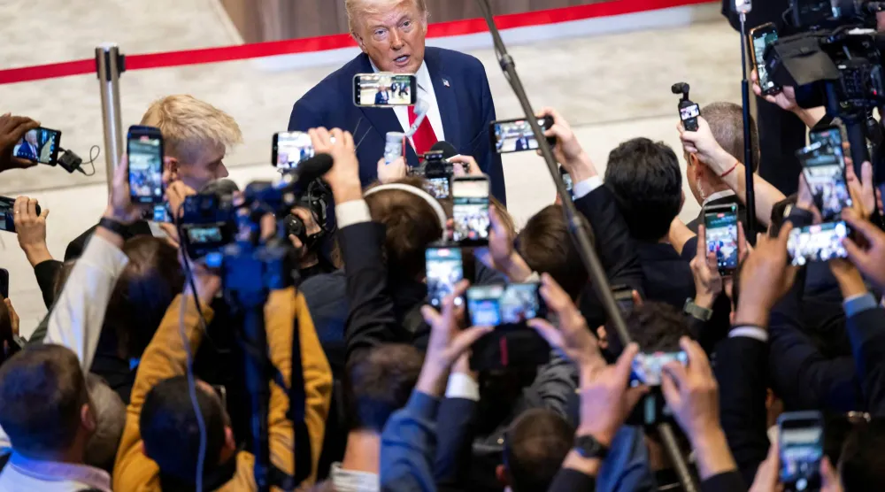 الرئيس الأميركي دونالد ترمب يتحدث مع الصحافيين بعد إلقائه كلمته في منتدى دافوس (رويترز)