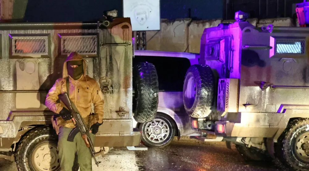 جنود الجيش السوري يحرسون سجن الأقطان بينما تنسحب «قوات سوريا الديمقراطية» منه (أ.ف.ب)