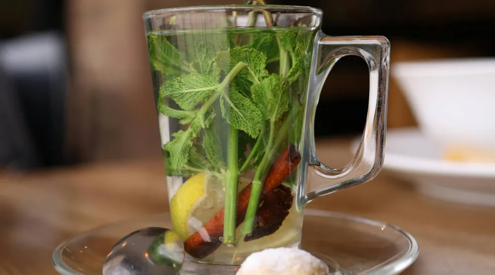 يعد شاي النعناع مشروباً خالياً من الكافيين ويقدم فوائد متعددة للهضم (بيكسلز)