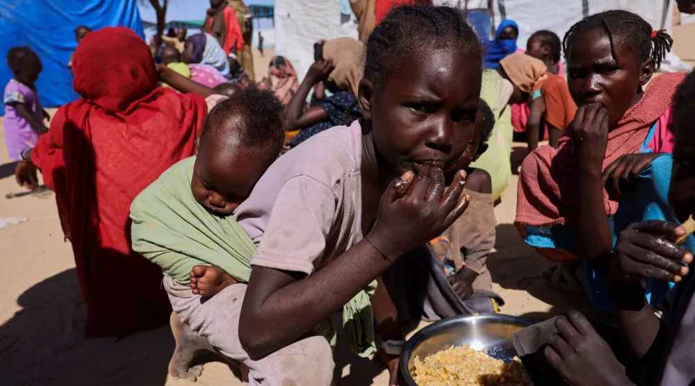 أطفال سودانيون فرّوا من الفاشر إلى مخيم في تشاد (رويترز)