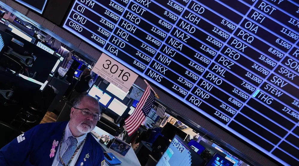 متداول يعمل في بورصة نيويورك (أ.ب)