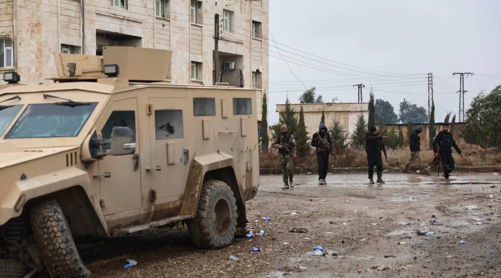 قوة تابعة للسلطات السورية تقوم بتفتيش سجن الأقطان في الرقة بعد انسحاب «قسد» منه الجمعة 23 يناير (أ.ب)