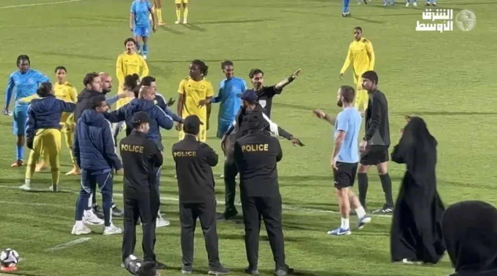 جانب من المشادات بين أعضاء الأجهزة الفنية (الشرق الأوسط)