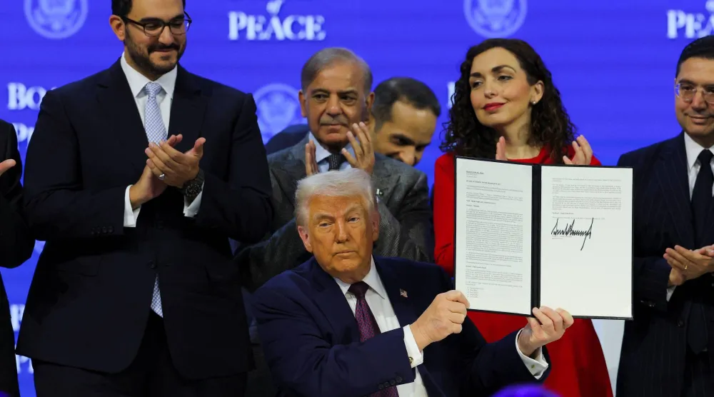 الرئيس الأميركي دونالد ترمب خلال التوقيع على ميثاق مبادرة «مجلس السلام» في دافوس (رويترز)