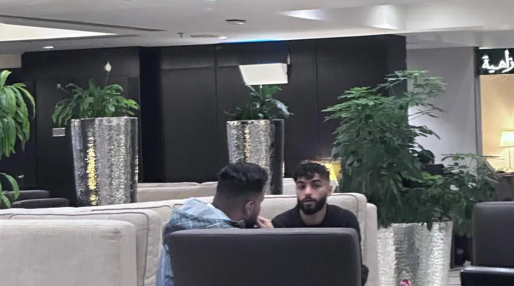 صورة التُقطت لأبو الشامات مع وكيل أعماله عبد الله الظفيري بأحد فنادق الخبر الجمعة (الشرق الأوسط)